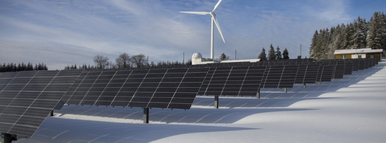Differenze tra eolico e fotovoltaico: quale conviene di più per l'uso abitativo?